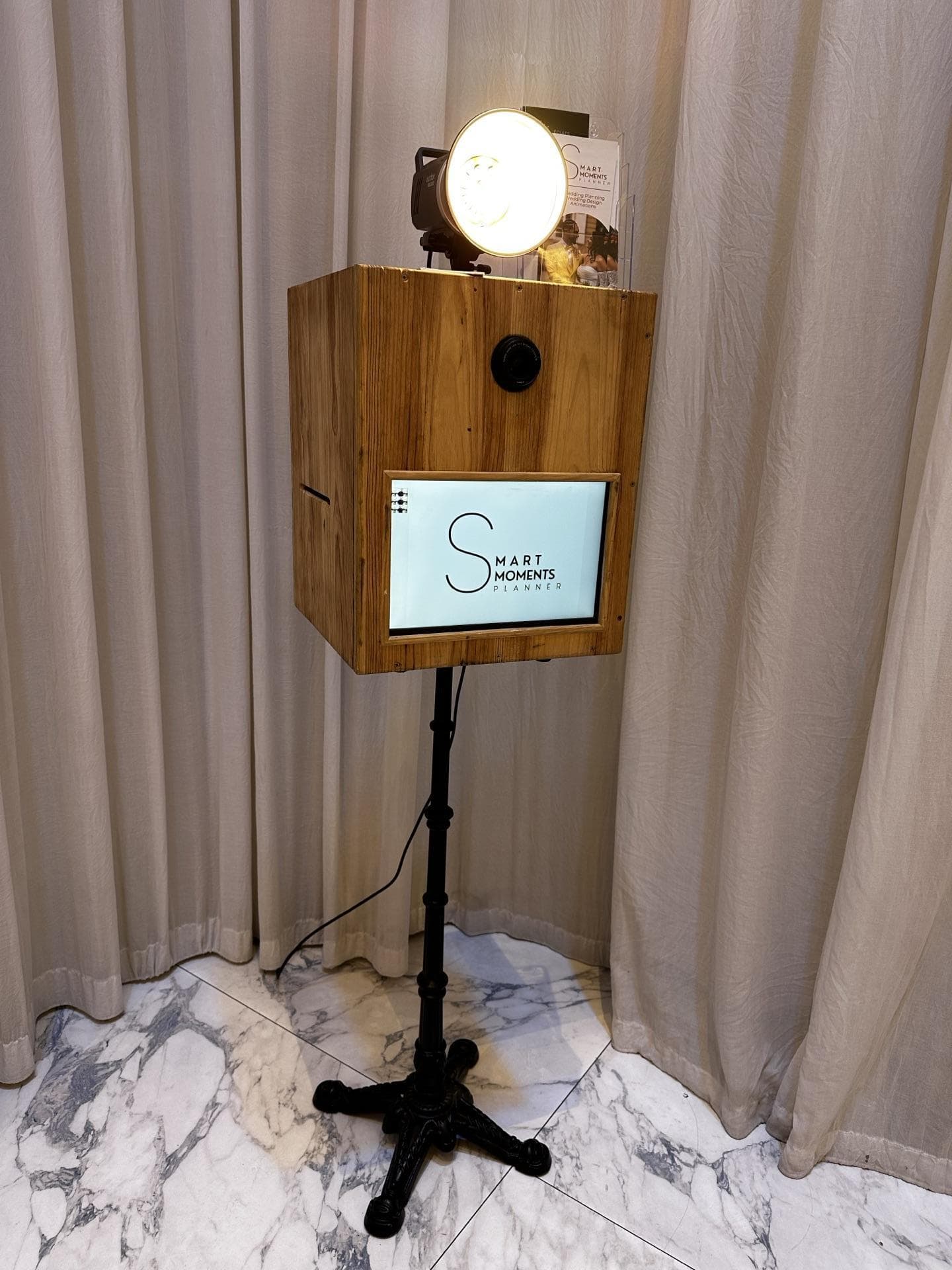 Photobooth en bois Smart Moments avec écran tactile et éclairage studio